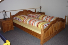 Schlafzimmer mit Doppelbett